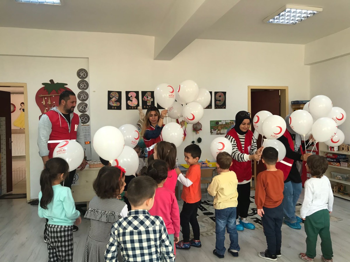 Kızılay gönüllüleri köy okulunda çocuklarla Cumhuriyeti kutladı