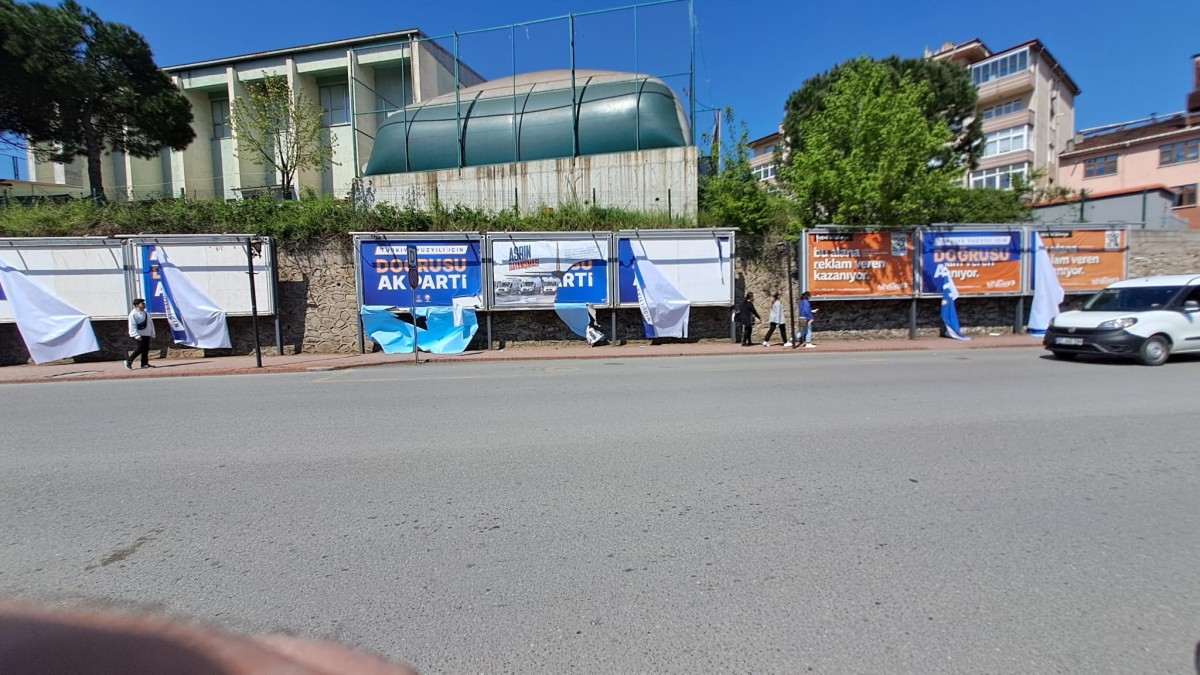 Bilboardlara asılan afişler tahrip edildi