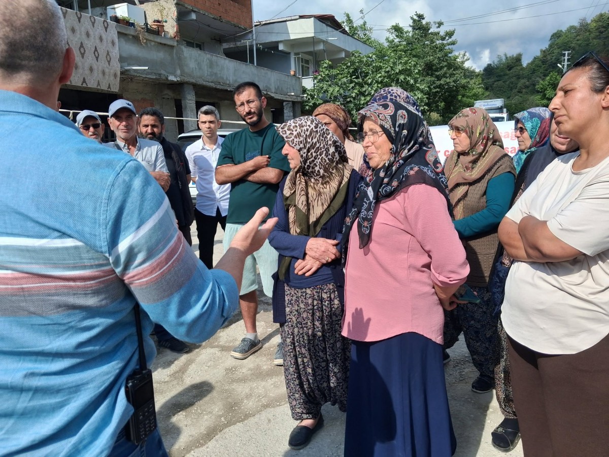 Kavakderesinde kadınlar yol kapattı