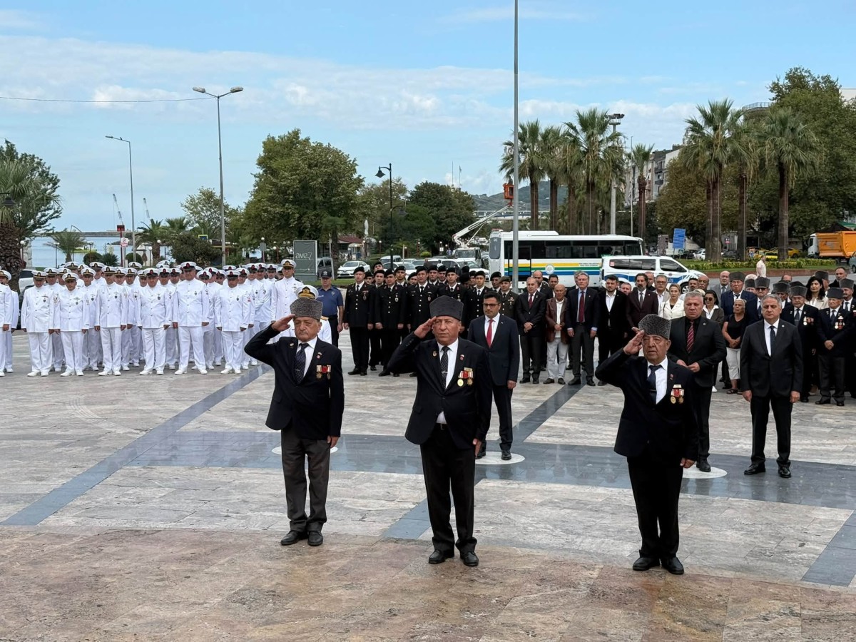 GAZİLER GÜNÜ'NDE ATATÜRK ANITI ÖNÜNDE TÖREN
