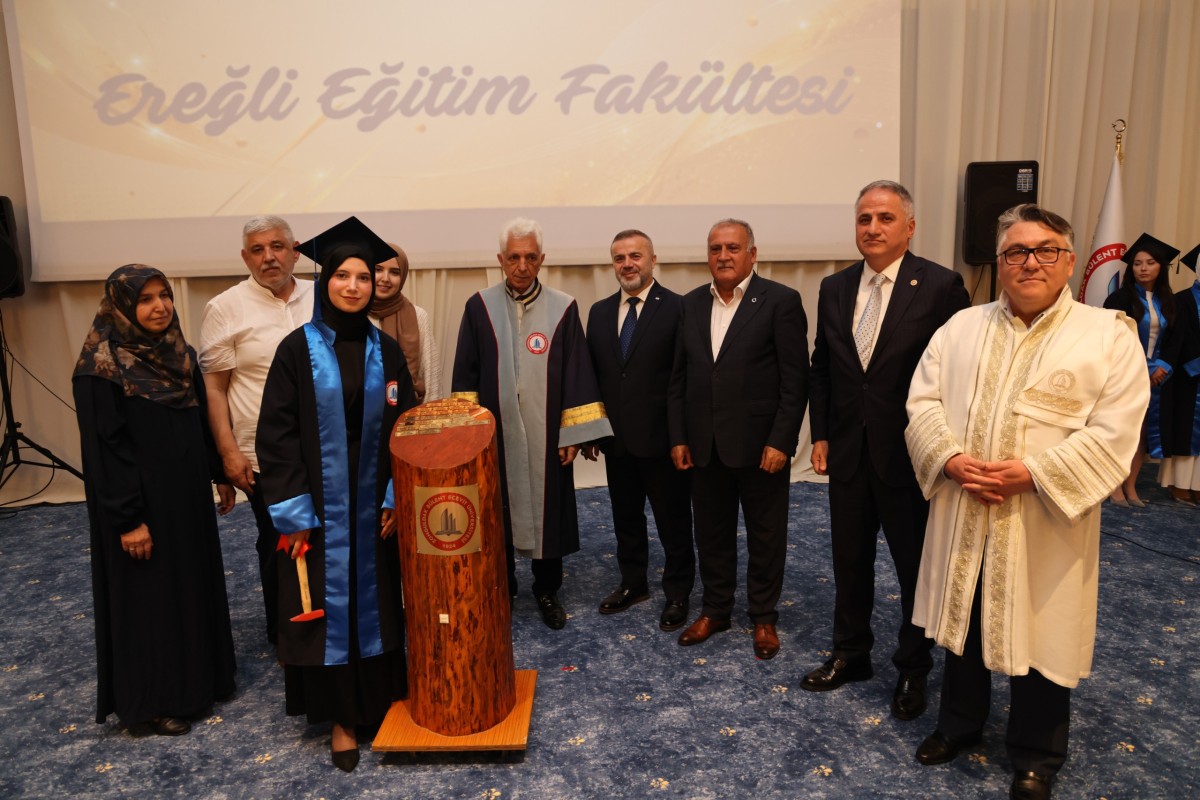 Öğrencilikten Öğretmenliğe Uzanan Yolculuk Mezuniyet Töreni ile Taçlandı