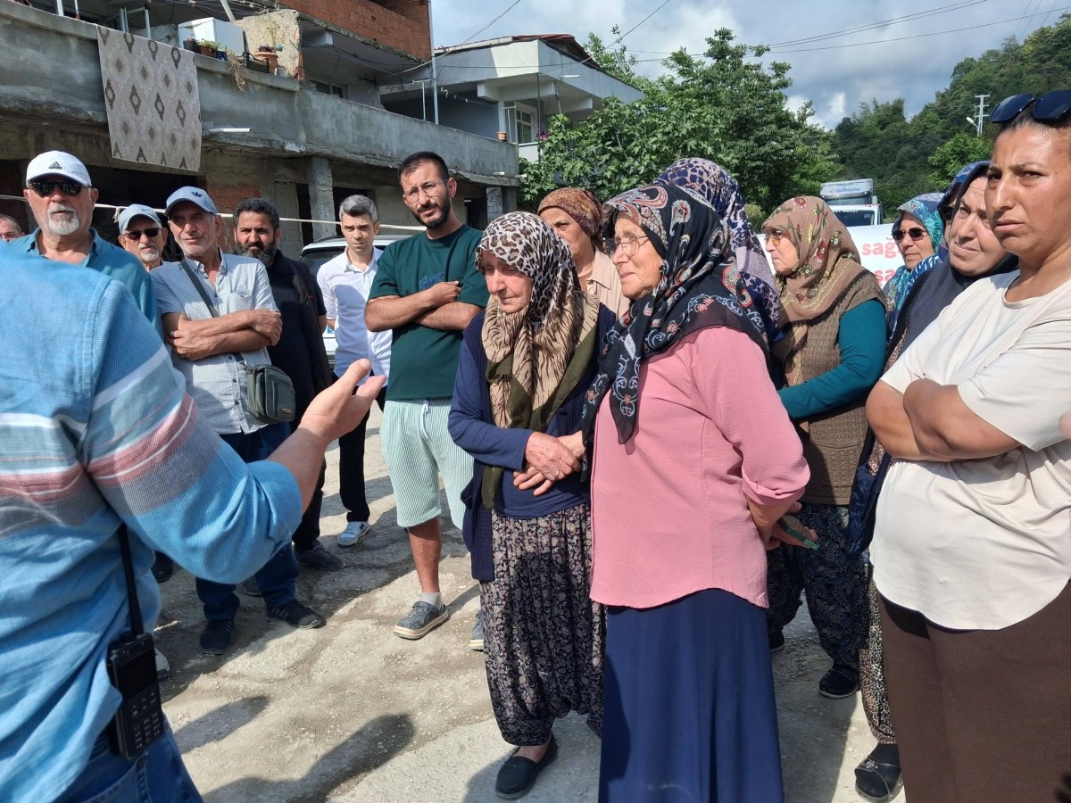 Kavakderesinde kadınlar yol kapattı