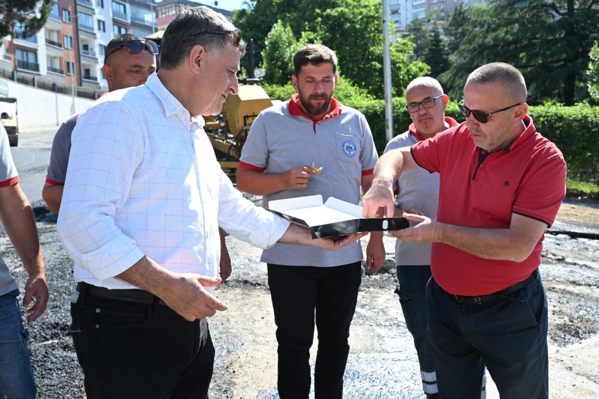 200 DERECE SICAKTA ÇALIŞAN ASFALT İŞÇİLERİNE TATLI VE MEŞRUBAT İKRAMI