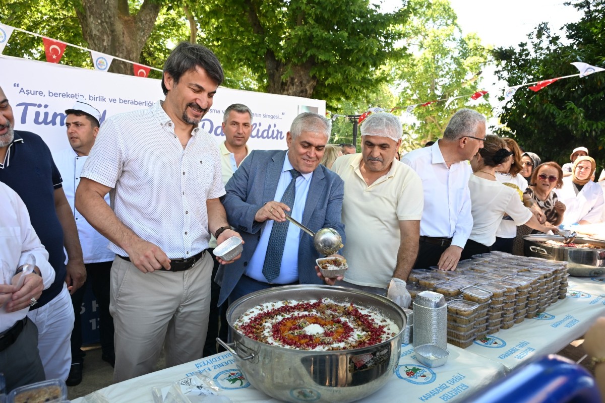 KDZ. EREĞLİ BELEDİYESİ, BİNLERCE AŞURE DAĞITTI