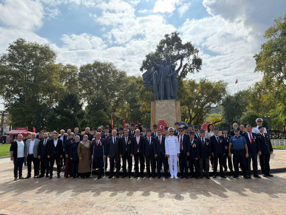 GAZİLER GÜNÜ'NDE ATATÜRK ANITI ÖNÜNDE TÖREN